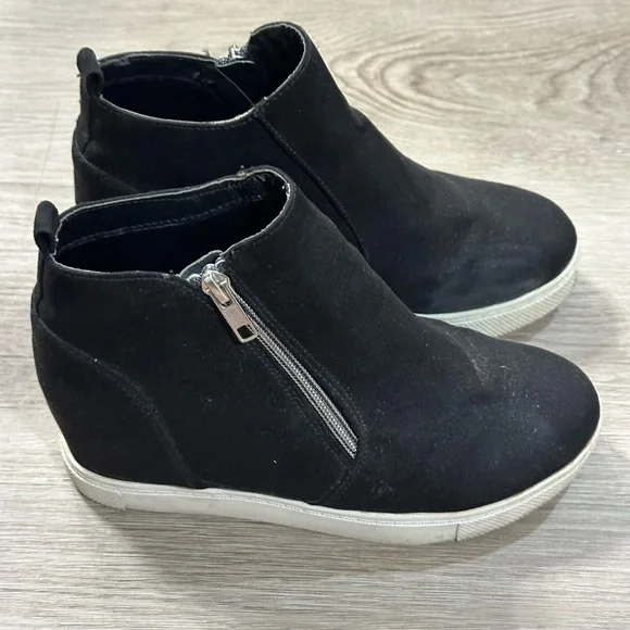Steve MaddenTaylor Black Suede Bootie Sneaker Side Zippers Size 4 - Picture 2 of 8
